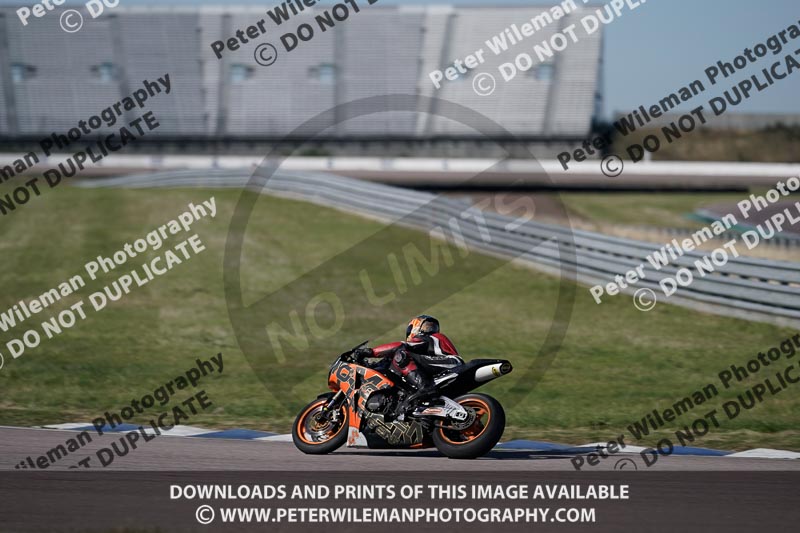 Rockingham no limits trackday;enduro digital images;event digital images;eventdigitalimages;no limits trackdays;peter wileman photography;racing digital images;rockingham raceway northamptonshire;rockingham trackday photographs;trackday digital images;trackday photos